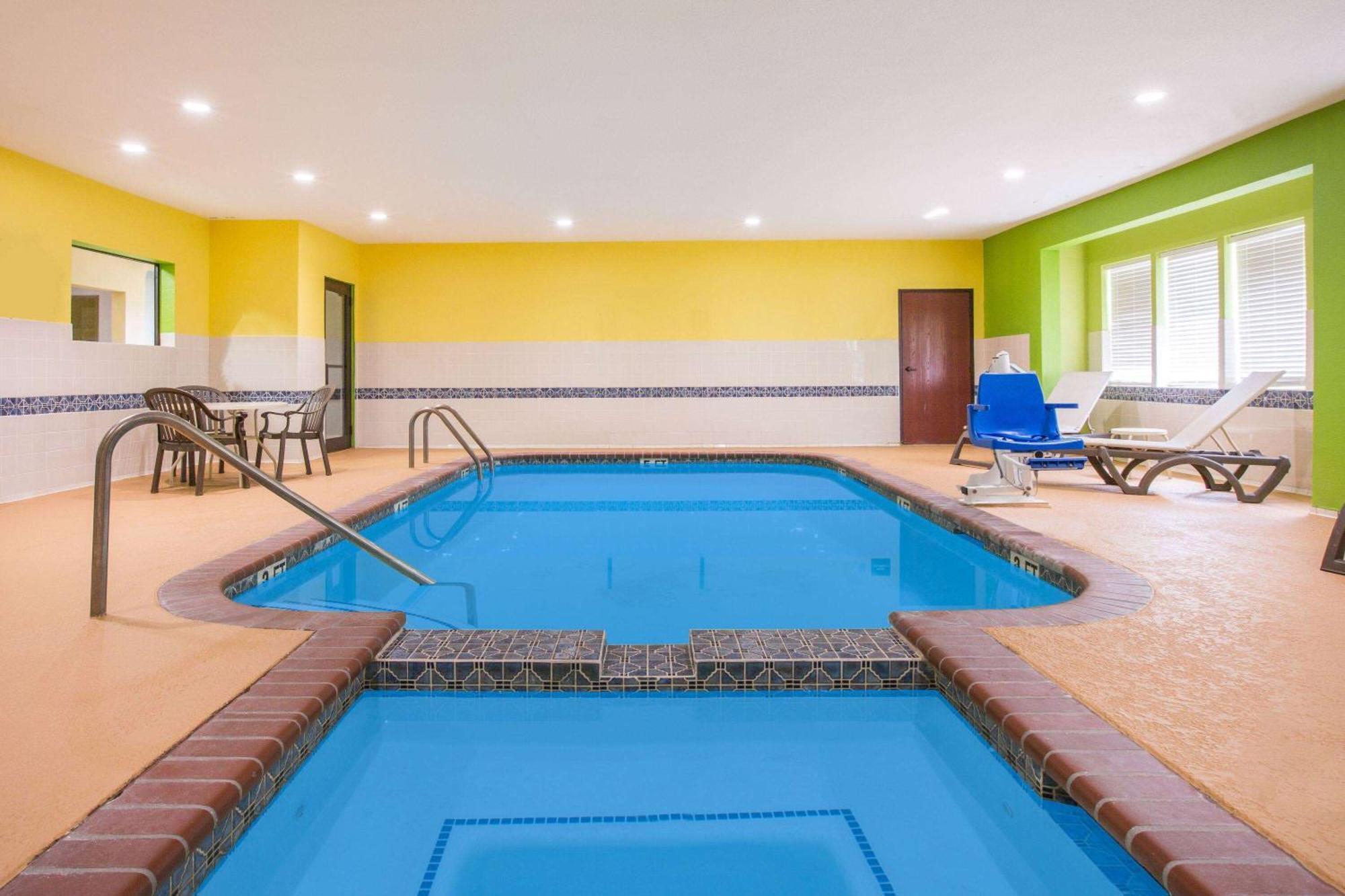 Super 8 By Wyndham Port Arthur/Nederland Area Extérieur photo